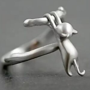 Elegant 925 Silver Cat Design Ring Sz 8